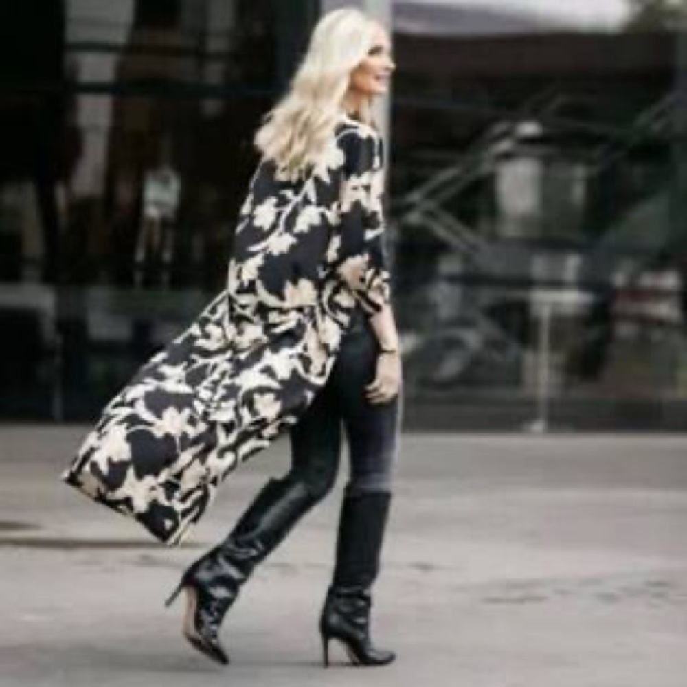 Maison Du Soir Black Floral Kimono Robe - image 2